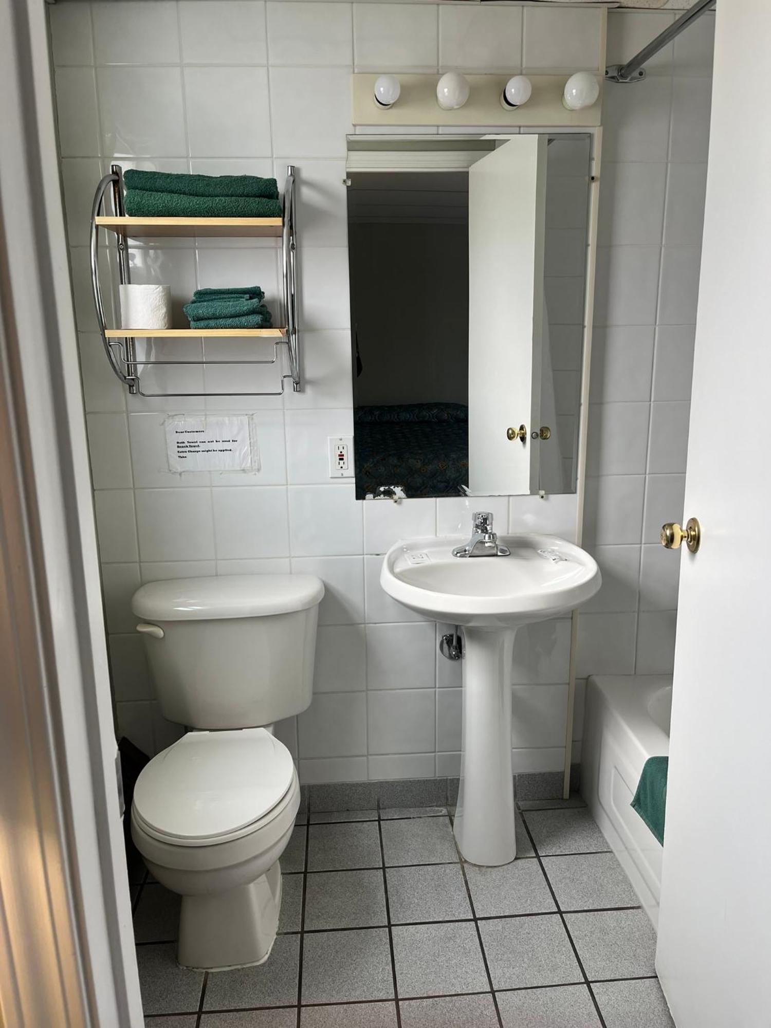 Raccoon Lodge Motel Силван Лейк Стая снимка