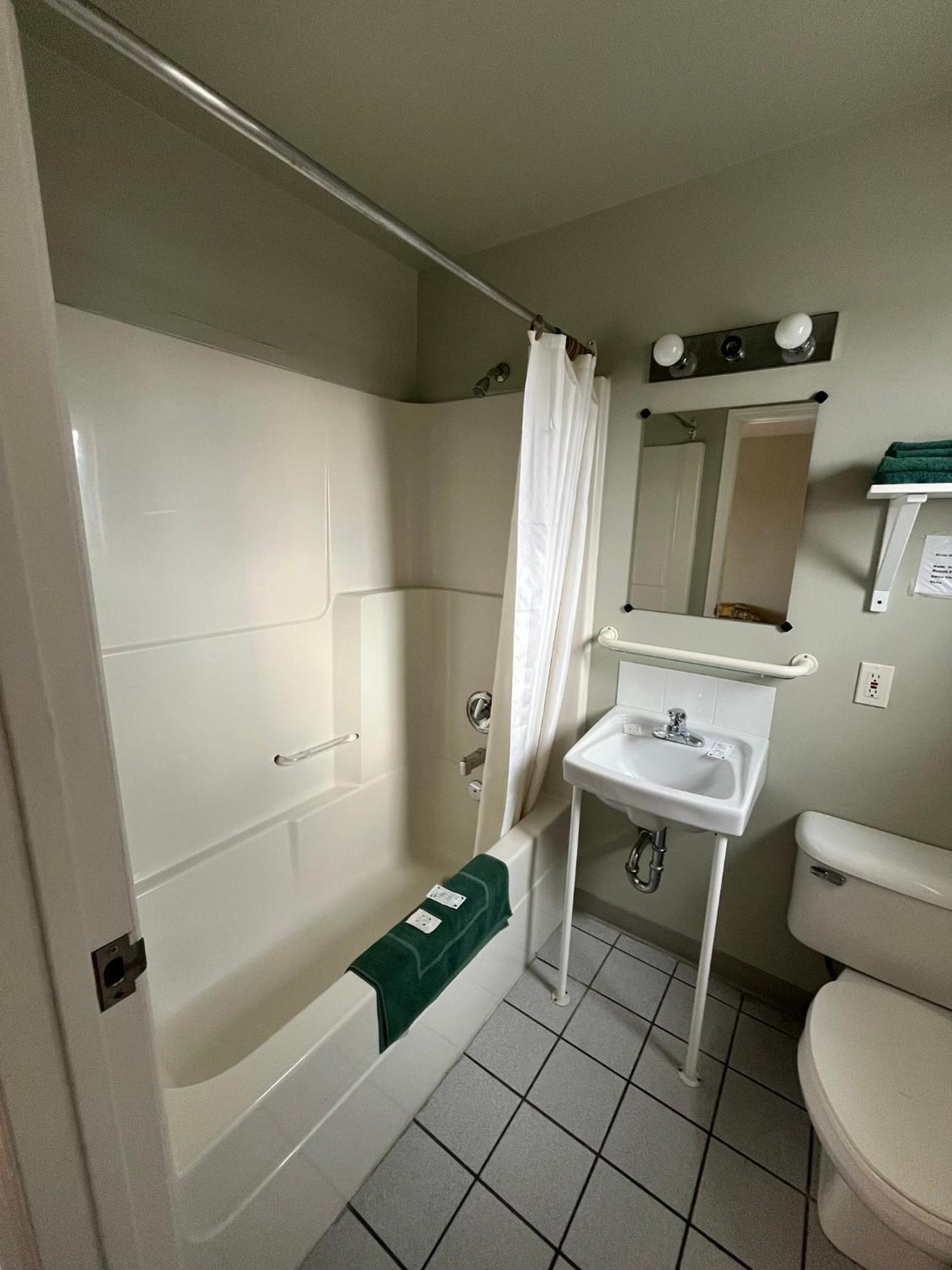Raccoon Lodge Motel Силван Лейк Стая снимка